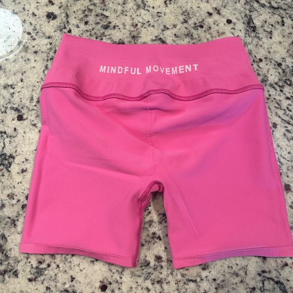 ALO Seamless Ribbed Favorite Short - Picture 9 of 11